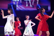 東京女子流とsora tob sakanaによるコラボレーションの様子。