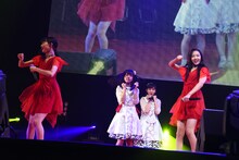 東京女子流とsora tob sakanaによるコラボレーションの様子。