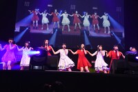 東京女子流とsora tob sakanaによるコラボレーションの様子。