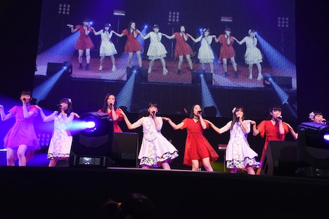 東京女子流とsora tob sakanaによるコラボレーションの様子。