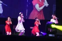 東京女子流とsora tob sakanaによるコラボレーションの様子。