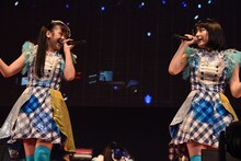 左から奥澤レイナ、雨宮かのん。