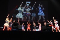 古川未鈴（でんぱ組.inc）と“センターになりたい”アイドルたちによるコラボレーションの様子。