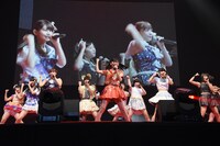 古川未鈴（でんぱ組.inc）と“センターになりたい”アイドルたちによるコラボレーションの様子。