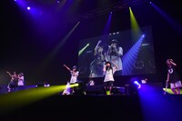 ヤなことそっとミュートとlyrical schoolによるコラボレーションの様子。