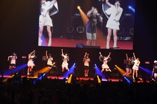 ヤなことそっとミュートとlyrical schoolによるコラボレーションの様子。