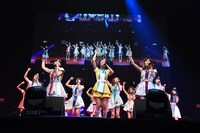 アップアップガールズ（仮）とPASSPO☆によるコラボレーションの様子。