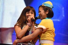 左からアップアップガールズ（仮）の佐藤綾乃、PASSPO☆の森詩織。