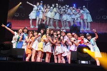 アップアップガールズ（仮）とPASSPO☆によるコラボレーションの様子。