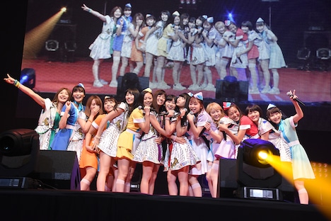 アップアップガールズ（仮）とPASSPO☆によるコラボレーションの様子。