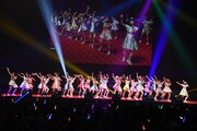 アップアップガールズ（仮）とPASSPO☆によるコラボレーションの様子。