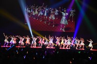 アップアップガールズ（仮）とPASSPO☆によるコラボレーションの様子。
