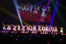 アップアップガールズ（仮）とPASSPO☆によるコラボレーションの様子。