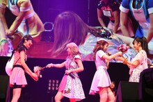 アップアップガールズ（仮）とPASSPO☆によるコラボレーションの様子。