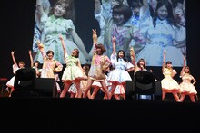 SUPER☆GiRLSと夢みるアドレセンスによるコラボレーションの様子。