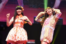 左から尾澤ルナ（SUPER☆GiRLS）、志田友美（夢みるアドレセンス）。