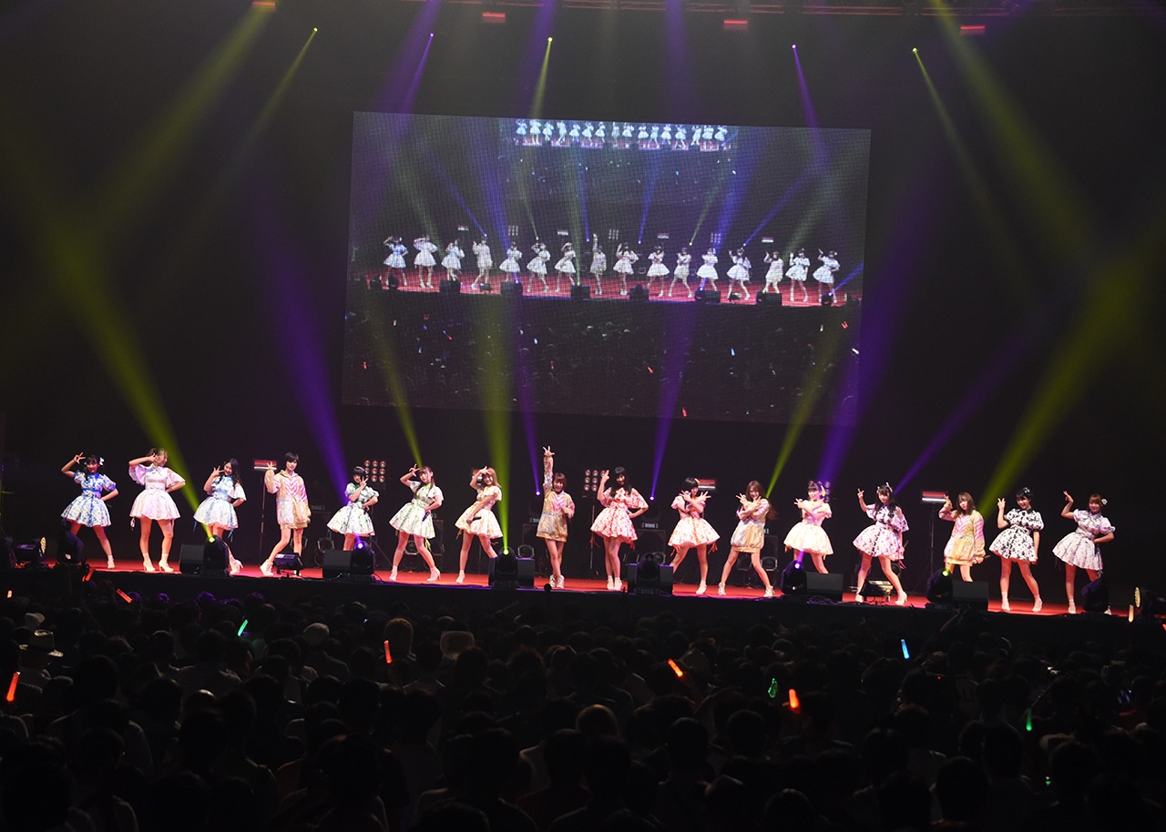 SUPER☆GiRLSと夢みるアドレセンスによるコラボレーションの様子。