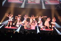 転校少女歌撃団とアキシブprojectによるコラボレーションの様子。