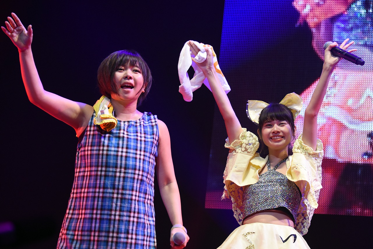 左からあゆみ（あゆみくりかまき）、ベボガ！（虹のコンキスタドール黄組）の鹿目凛。