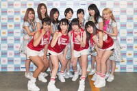 アップアップガールズ（仮）とアップアップガールズ（プロレス）。（写真提供：YU-Mエンターテインメント）