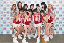 アップアップガールズ（仮）とアップアップガールズ（プロレス）。（写真提供：YU-Mエンターテインメント）