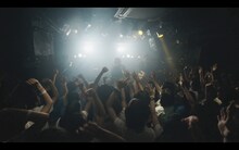 サイダーガール「メッセンジャー」ミュージックビデオのワンシーン。