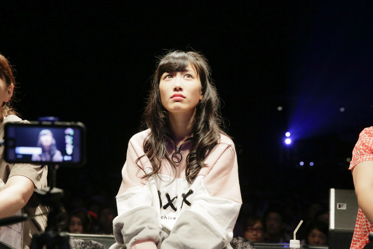 自分のライブ映像を観ている高城れに。（Photo by RYOHEI TSUKADA）