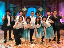 Negiccoと武部聡志音楽団。コーラスは加藤いづみ（前列左端）が担当した。（写真提供：音組）