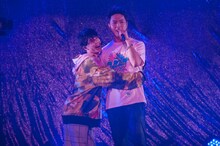 ko-dai（右）にしがみつくユースケ（左）。