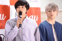 挨拶をする北村匠海（左）と小林龍二（右）。