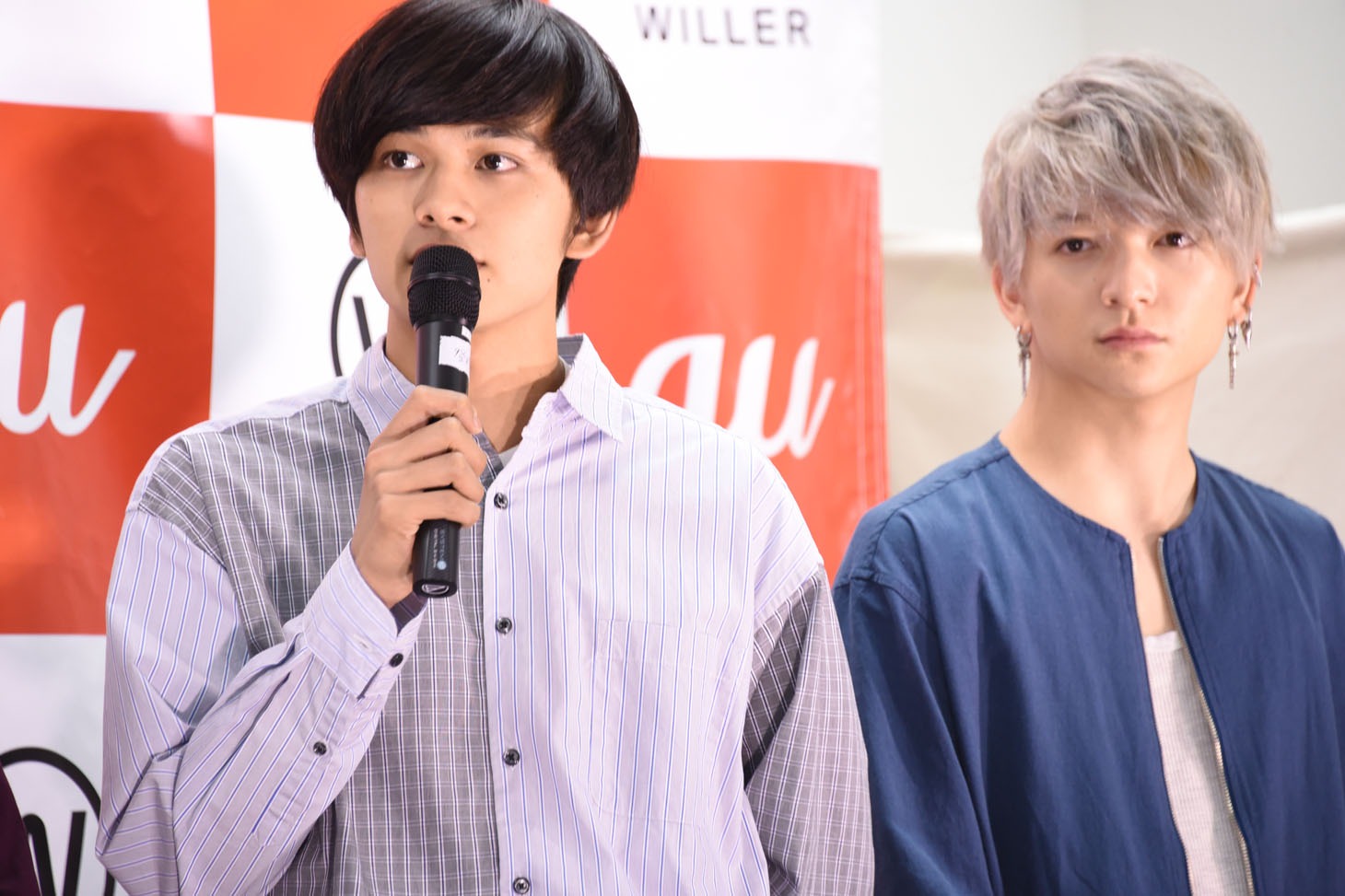 挨拶をする北村匠海（左）と小林龍二（右）。