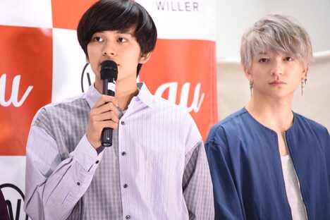 挨拶をする北村匠海（左）と小林龍二（右）。