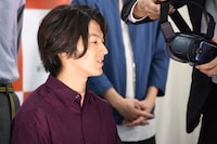 VRゴーグルを装着する矢部昌暉。