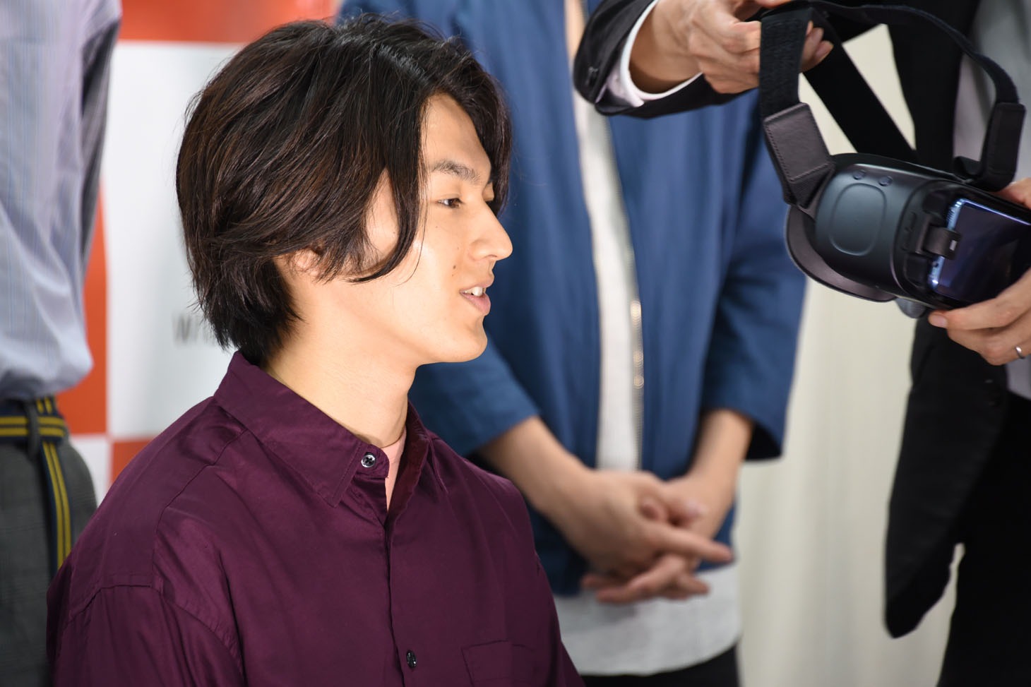 VRゴーグルを装着する矢部昌暉。