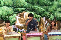 左からユースケ（超特急）、上地雄輔、石川恋。(c)フジテレビ