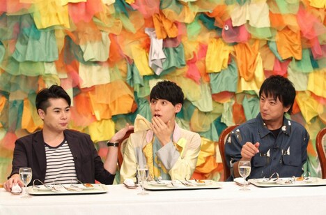 左から吉村崇（平成ノブシコブシ）、ユースケ（超特急）、上地雄輔。(c)フジテレビ