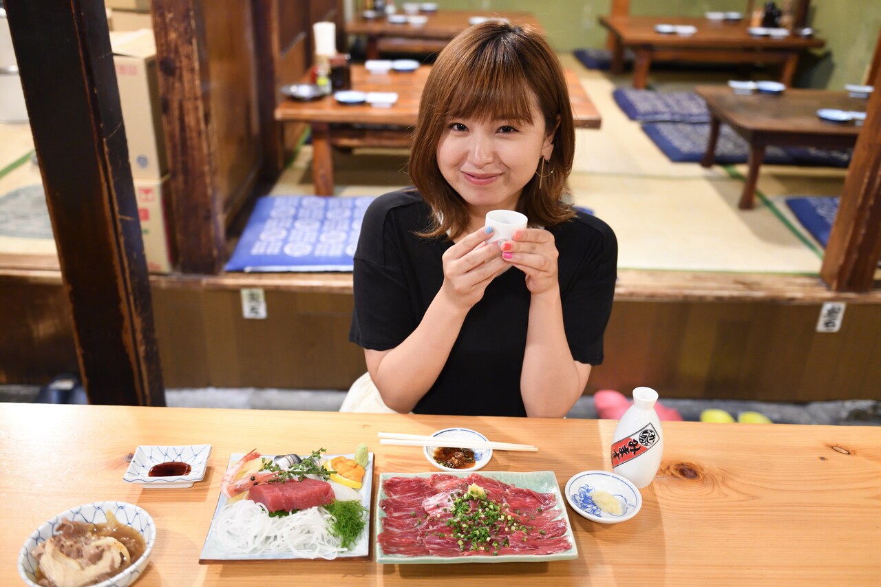 脇田もなり新連載「「名酒場IN THE CITY」」のワンカット。（撮影：石川啓次）
