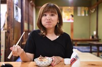 脇田もなり新連載「「名酒場IN THE CITY」」のワンカット。肉じゃがのおいしさに驚く脇田もなり。（撮影：石川啓次）