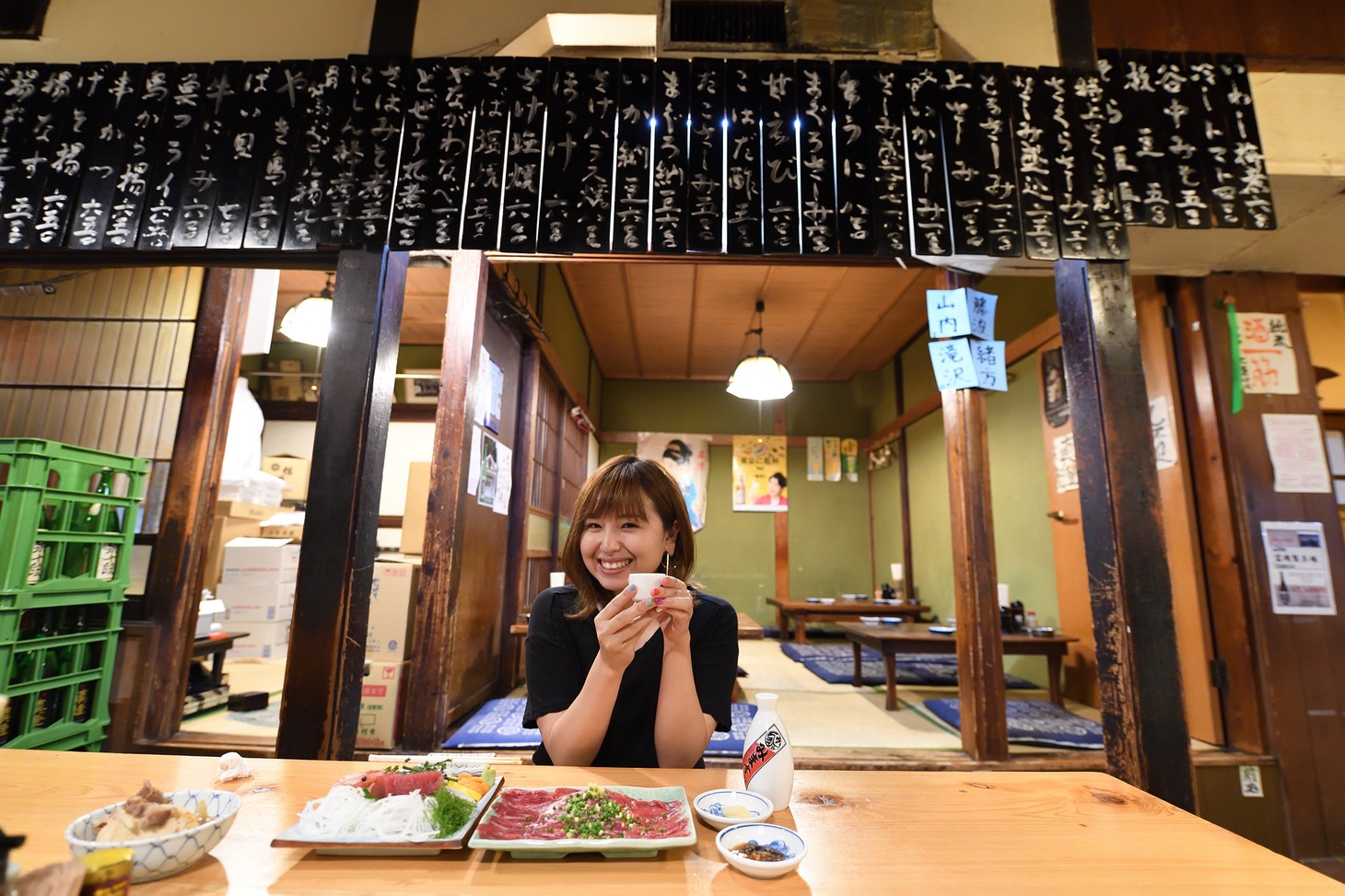 脇田もなり新連載「「名酒場IN THE CITY」」のワンカット。（撮影：石川啓次）