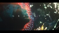 「Gravity」ミュージックビデオのワンシーン。