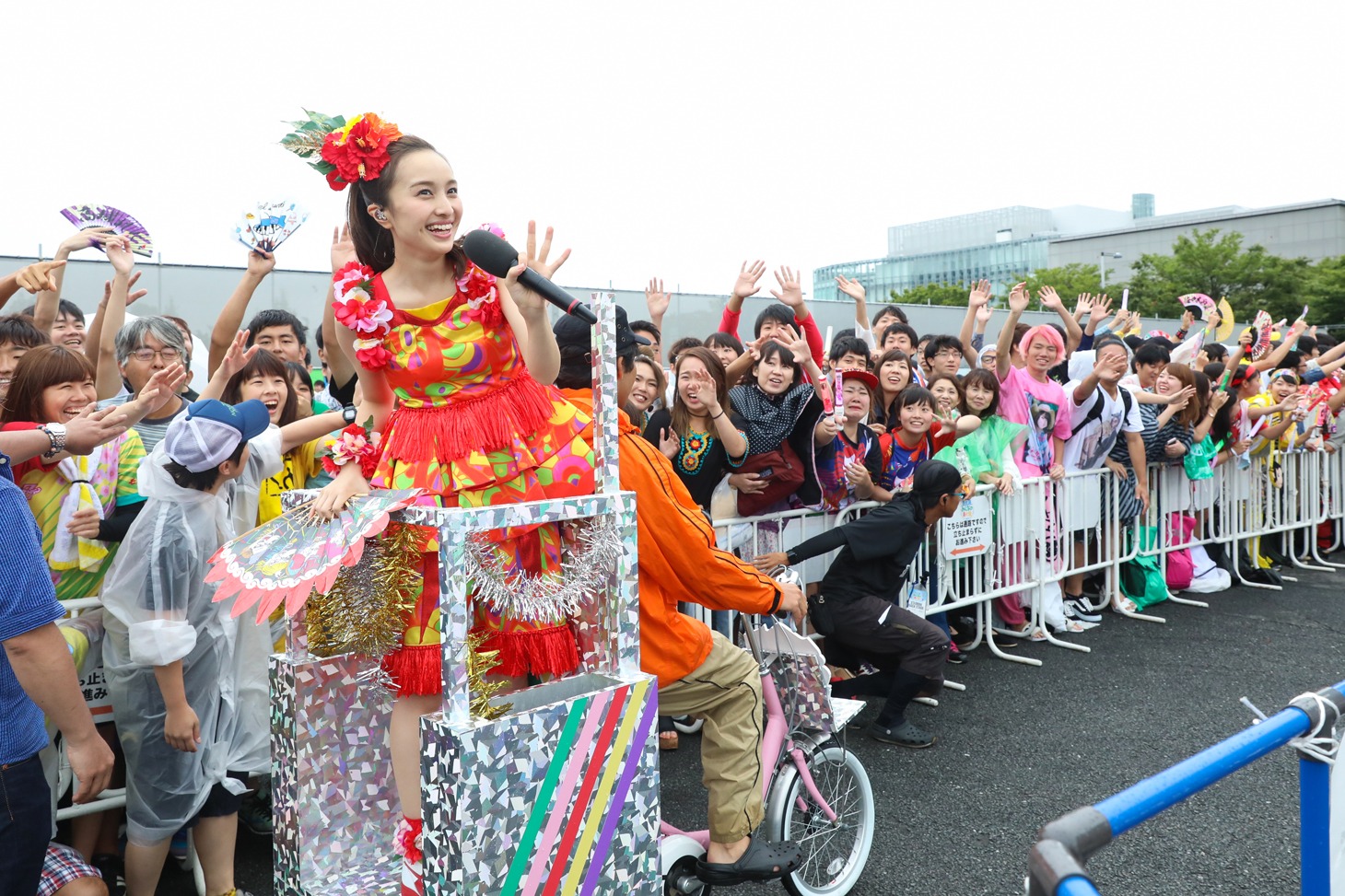 人気画像4位は「ももクロがびしょ濡れに！8000人と水浴びたお台場『めざましライブ』最終日」より、百田夏菜子。（撮影：笹森健一）