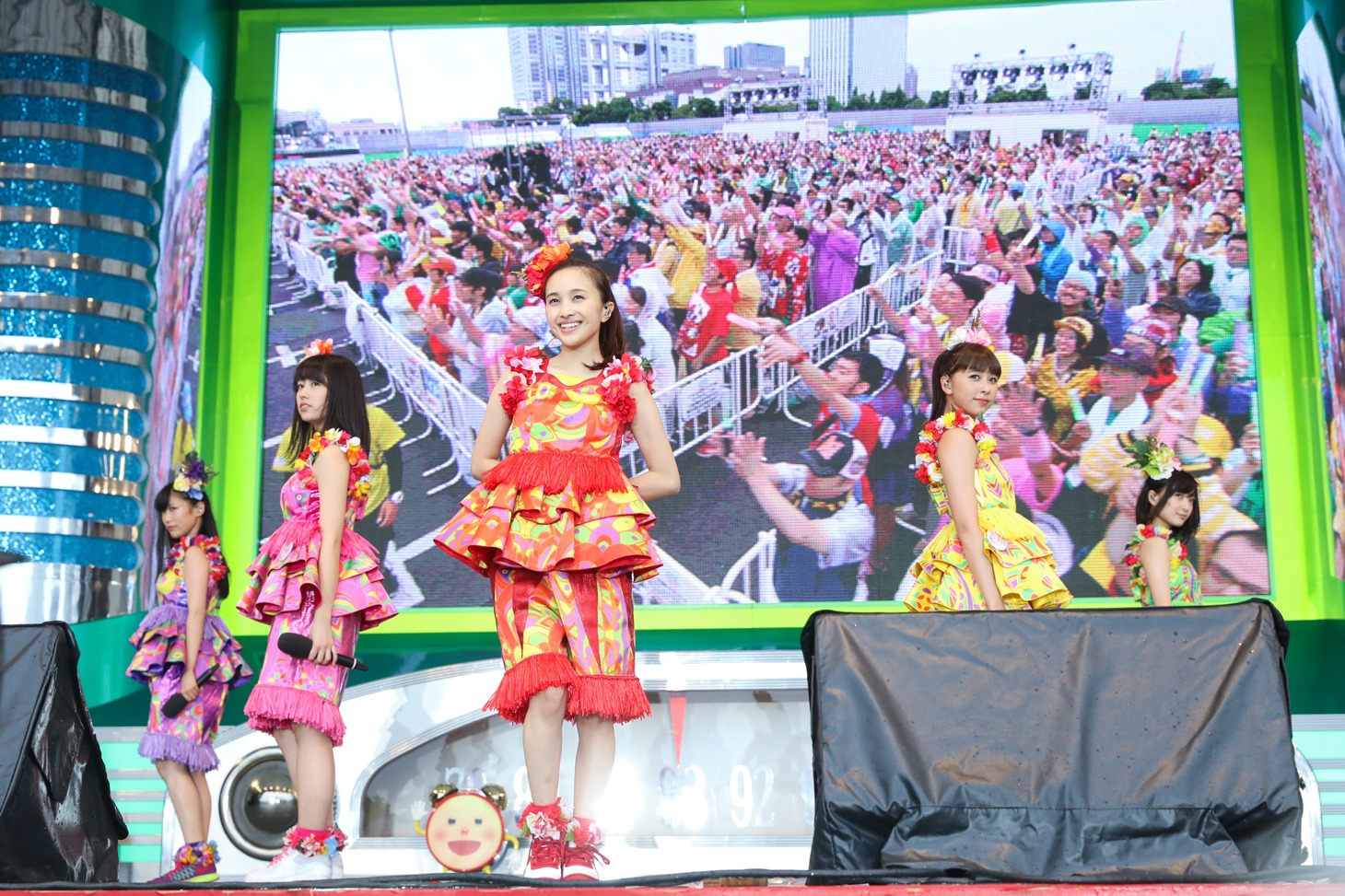 人気画像1位は「ももクロがびしょ濡れに！8000人と水浴びたお台場『めざましライブ』最終日」より、ももいろクローバーZ。（撮影：笹森健一）