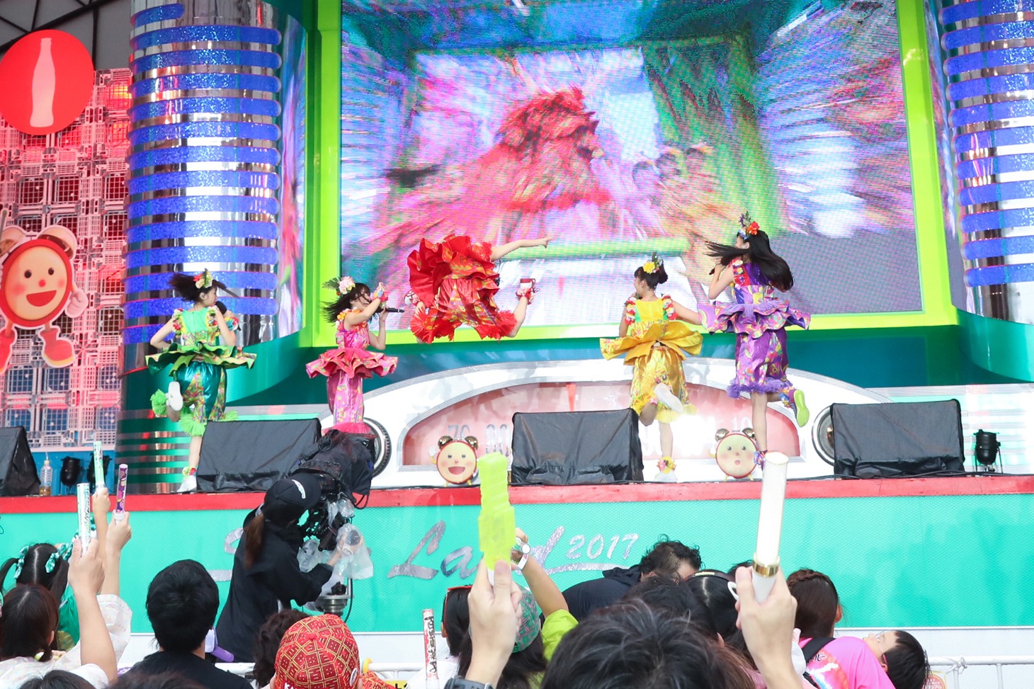 人気画像6位は「ももクロがびしょ濡れに！8000人と水浴びたお台場『めざましライブ』最終日」より、ももいろクローバーZ。（撮影：笹森健一）