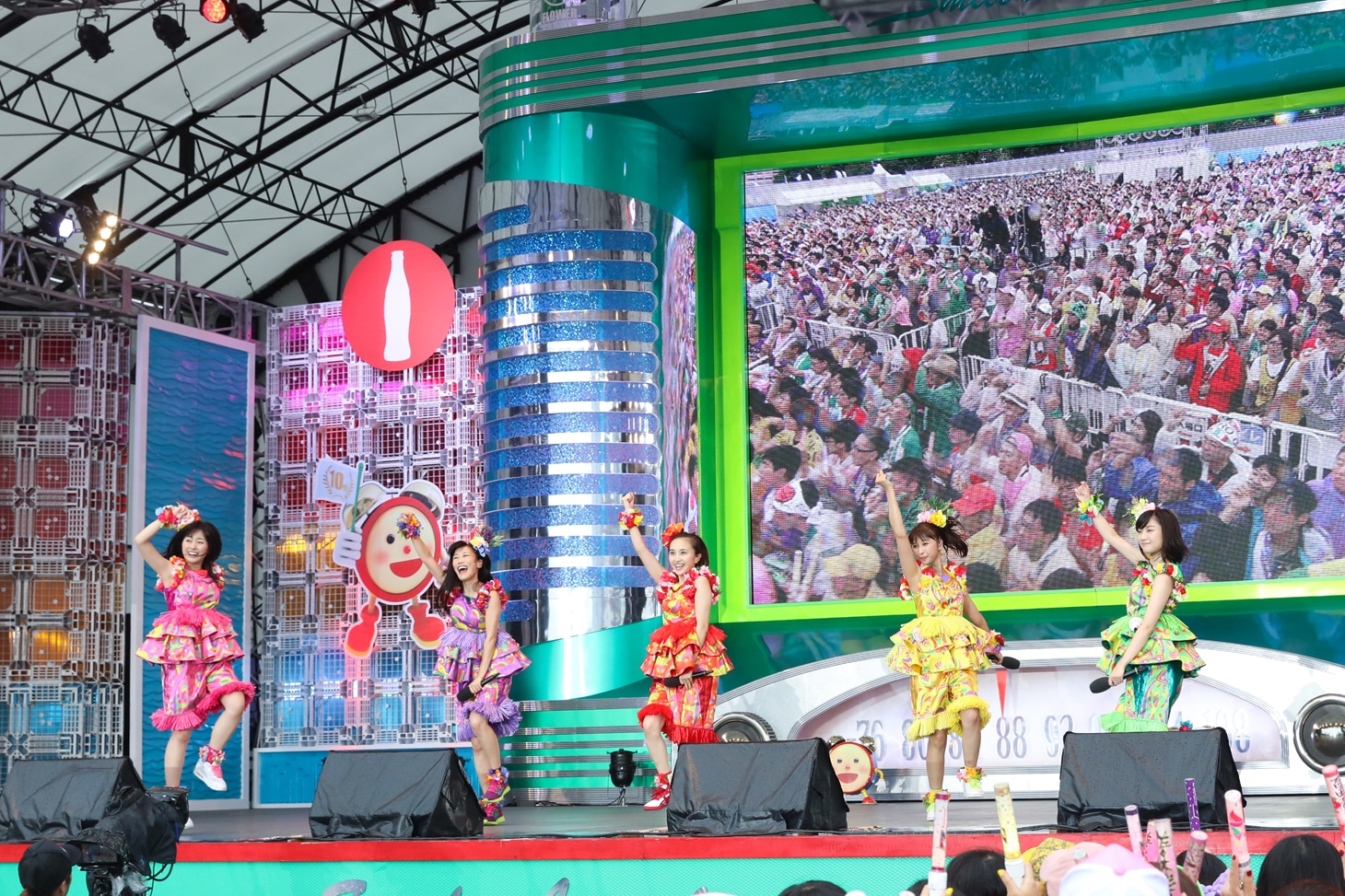 人気画像8位は「ももクロがびしょ濡れに！8000人と水浴びたお台場『めざましライブ』最終日」より、ももいろクローバーZ。（撮影：笹森健一）