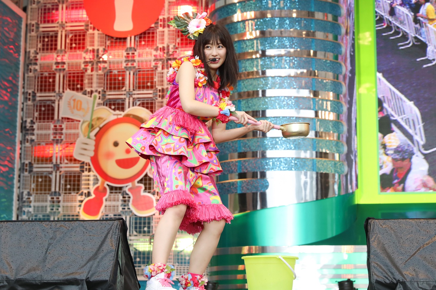 人気画像2位は「ももクロがびしょ濡れに！8000人と水浴びたお台場『めざましライブ』最終日」より、打ち水スタイルで水を撒く佐々木彩夏。（撮影：笹森健一）