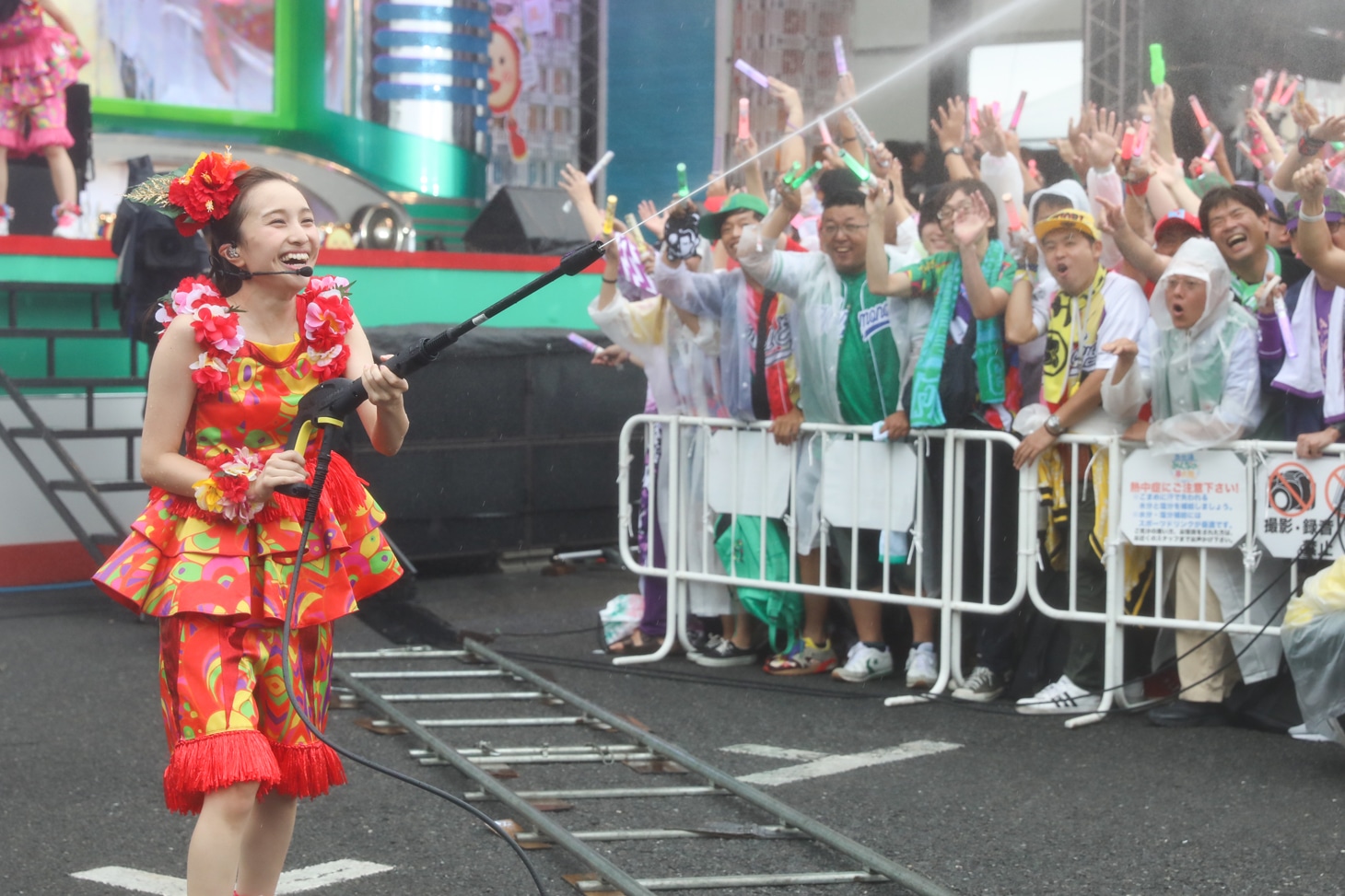 人気画像7位は「ももクロがびしょ濡れに！8000人と水浴びたお台場『めざましライブ』最終日」より、百田夏菜子。（撮影：笹森健一）