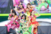 人気画像5位は「ももクロがびしょ濡れに！8000人と水浴びたお台場『めざましライブ』最終日」より、ももいろクローバーZ。（撮影：笹森健一）