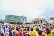 人気画像3位は「ももクロがびしょ濡れに!8000人と水浴びたお台場『めざましライブ』最終日」より、ももいろクローバーZ「めざましライブ」の様子。