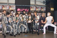 開演前から火花を散らす超特急とゴールデンボンバー。