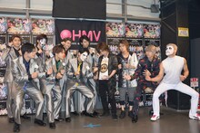 開演前から火花を散らす超特急とゴールデンボンバー。